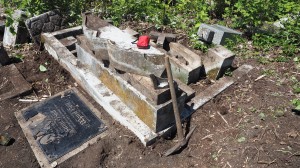07 Červnové čištění náhrobků na hřbitově ve Svatoboru   